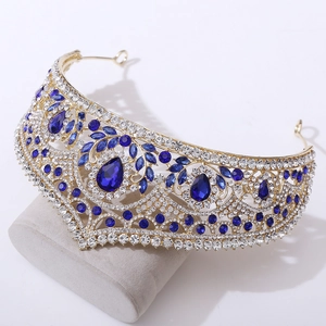 Vue détaillée du diadème doré orné de saphirs bleus en goutte et de strass brillants