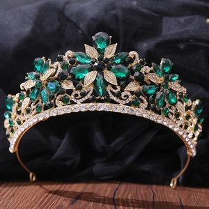 Dettaglio corona da sposa con cristalli color smeraldo e strass in metallo dorato