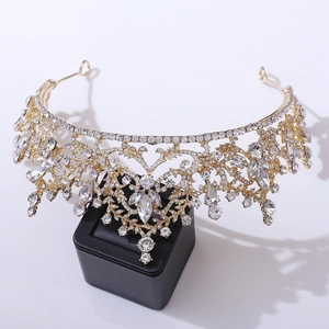 Détail de la couronne de mariée dorée avec strass scintillants et pendentifs en cristal