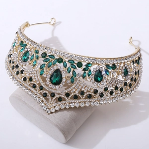 Couronne de mariée dorée avec cristaux blancs et strass verts coupés en forme de poire