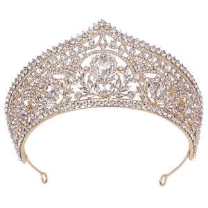 Détails de la couronne de mariée dorée avec strass scintillants et cristaux en goutte