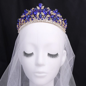 Corona da sposa blu e oro con foglie e strass su una testa di manichino bianca