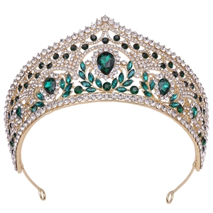 Vue macro détaillée d'une couronne de mariée dorée avec gemmes vertes et strass blancs brillants