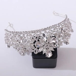 Dettaglio corona da sposa con motivi a foglia d'argento e strass con taglio marquise di lusso