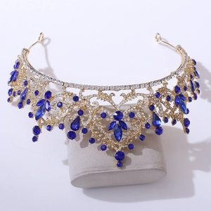Détail d'une couronne de mariée dorée avec strass bleu marine et blancs étincelants