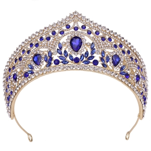 Couronne de mariée dorée élégante avec cristaux bleus et strass scintillants