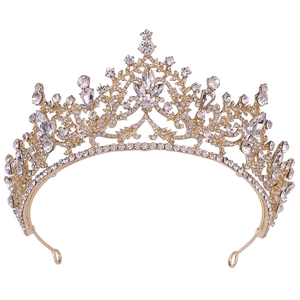 Détail d'une couronne de mariée en alliage doré avec motifs évidés et strass scintillants