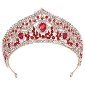 Corona nupcial barroca dorada con pedrería roja en forma de gota y cristales blancos