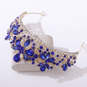 Dettaglio della corona da sposa con strass blu intenso e design con foglie in lega dorata