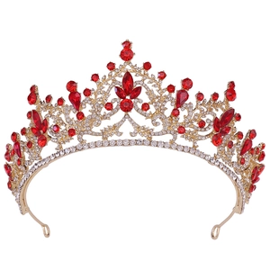 Détail de la couronne de mariée avec alliage doré et strass rouges en forme de goutte