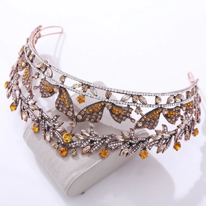 Dettaglio corona da sposa vintage con design a farfalla e cristalli ambrati