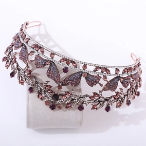 Dettaglio tiara nuziale vintage con cristalli viola e decorazioni a farfalla