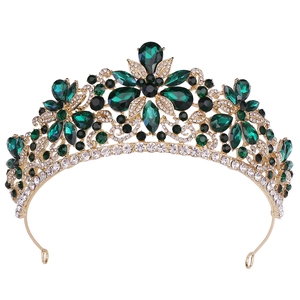 Elegante corona da sposa dorata con cristalli verde smeraldo e strass scintillanti