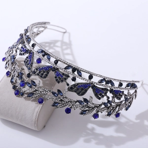 Dettaglio corona da sposa vintage con farfalle d'argento e cristalli blu intenso