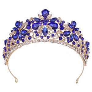 Dettaglio corona da sposa dorata con scintillanti gemme blu zaffiro e strass