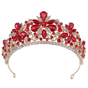 Dettaglio corona da sposa con cristalli rossi a goccia e foglie dorate eleganti