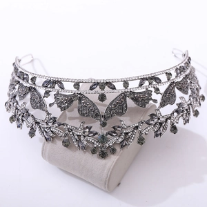 Dettaglio corona vintage con farfalle in argento e strass grigi su supporto espositivo
