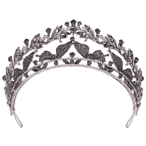 Dettaglio corona da sposa vintage con strass scuri e motivi a farfalla e foglie