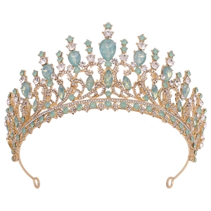 Couronne de mariée baroque dorée avec cristaux vert menthe et motif de feuilles