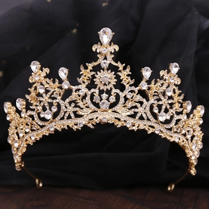 Detail einer goldenen Barockkrone mit funkelnden Strasssteinen und floralen Motiven