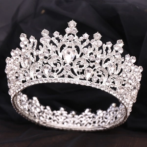 Couronne de mariée baroque avec cristaux de luxe et strass en poire sur soie noire