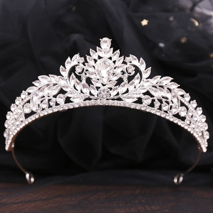 Elegantes silbernes Barock-Diadem mit Kristallen und tropfenförmigem Diamanten auf dunklem Netz