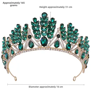 Détail d'une couronne de mariée aux cristaux émeraude montrant la hauteur de 7,1 cm