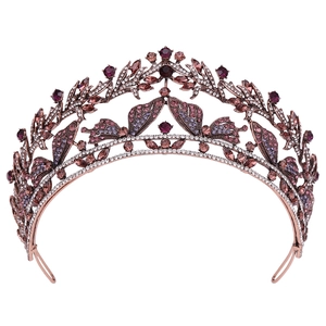 Dettaglio della corona da sposa vintage con design a farfalla e strass colorati