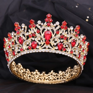 Gros plan de la couronne de mariée baroque avec cristaux rouges et filigrane doré