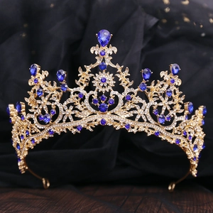 Detailansicht der goldenen Prinzessinnenkrone mit blauen Kristallen und Strasssteinen