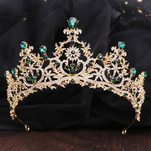 Detailaufnahme der Vintage Gold Brautkrone mit smaragdgrünen Edelsteinen und glänzenden Strass