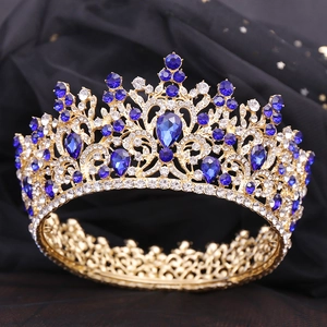 Vue détaillée macro d'une couronne de mariée baroque dorée avec cristaux bleus et blancs