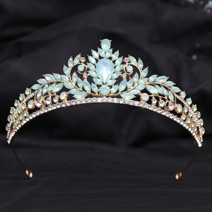 Detailansicht der Barock-Kristallkrone mit goldener Basis und grünen Edelsteinen