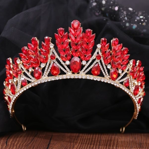 Détail d'une couronne de mariée en strass rouges et alliage doré sur satin noir