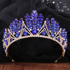 Détails macro d'un diadème de mariée avec pierres bleu foncé et motifs d'épi dorés