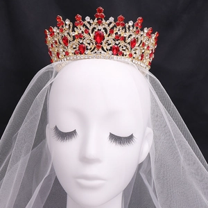 Vue détaillée de la couronne de mariée baroque avec cristaux rouges et blancs sur or