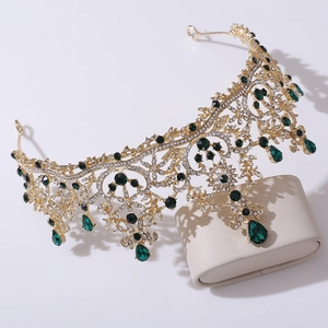 Detailaufnahme der goldenen Barock-Tiara mit grünen Tropfensteinen und weißen Kristallen