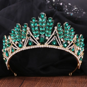 Détail du diadème en cristal vert émeraude avec base en alliage doré et strass brillants