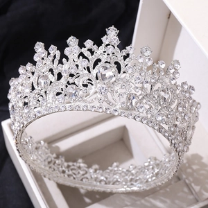 Vue détaillée de la couronne de mariée baroque de luxe avec cristaux sur boîte à bijoux
