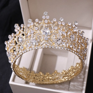 Gros plan détaillé sur couronne de mariée baroque dorée avec strass dans une boîte blanche