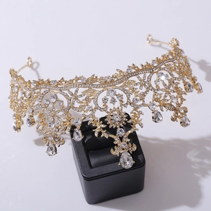 Elegantes goldenes Braut-Tiara mit funkelnden Strasssteinen und Tropfenanhängern
