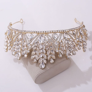 Détail de couronne de mariée dorée avec strass en cristal pour mariages et fêtes