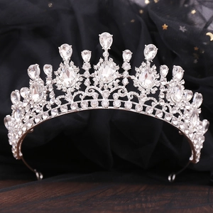Corona da sposa barocca con strass a goccia su sfondo in tulle nero scintillante