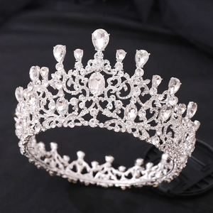 Vue latérale macro d'une couronne de mariée baroque avec cristaux sur fond noir