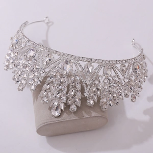 Gros plan d'une couronne de mariée argentée avec strass sur présentoir en velours gris