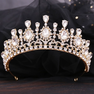 Dettaglio della montatura in metallo dorato e strass scintillanti su corona per la sposa