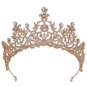 Nahaufnahme der goldenen Brautkrone mit birnenförmigen Strasssteinen und Blumen