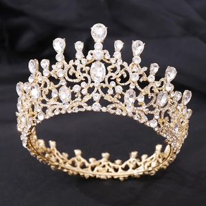 Gros plan d'une couronne de mariée dorée avec strass baroques et gemmes en forme de poire