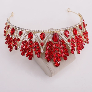 Vue détaillée de la couronne de mariée dorée de luxe avec cristaux rouges et strass