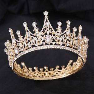 Couronne de mariée baroque dorée avec cristaux scintillants sur fond en velours noir